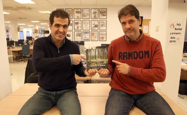 Antonio Ortín y Alejandro Hurtado muestran el libro ‘Camino de la Memoria’.