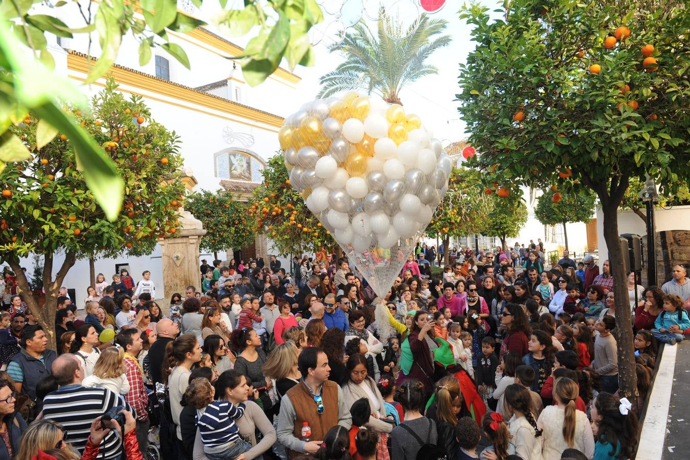 La Plaza de la Iglesia se llena de niños y niñas para despedir el año con una gran fiesta infantil y 12 uvas de gominola