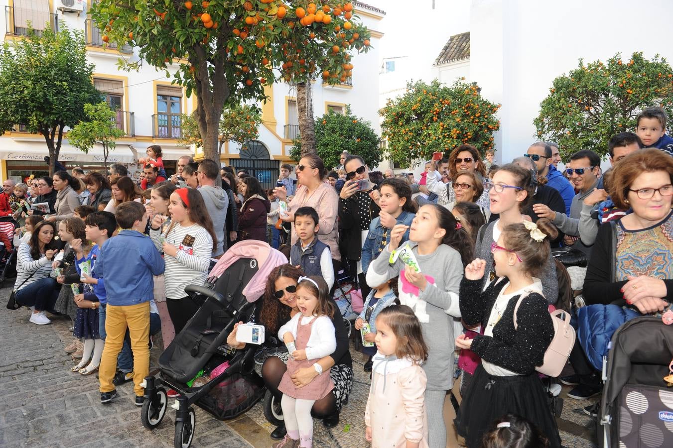 La Plaza de la Iglesia se llena de niños y niñas para despedir el año con una gran fiesta infantil y 12 uvas de gominola