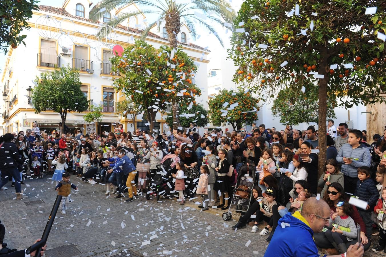 La Plaza de la Iglesia se llena de niños y niñas para despedir el año con una gran fiesta infantil y 12 uvas de gominola