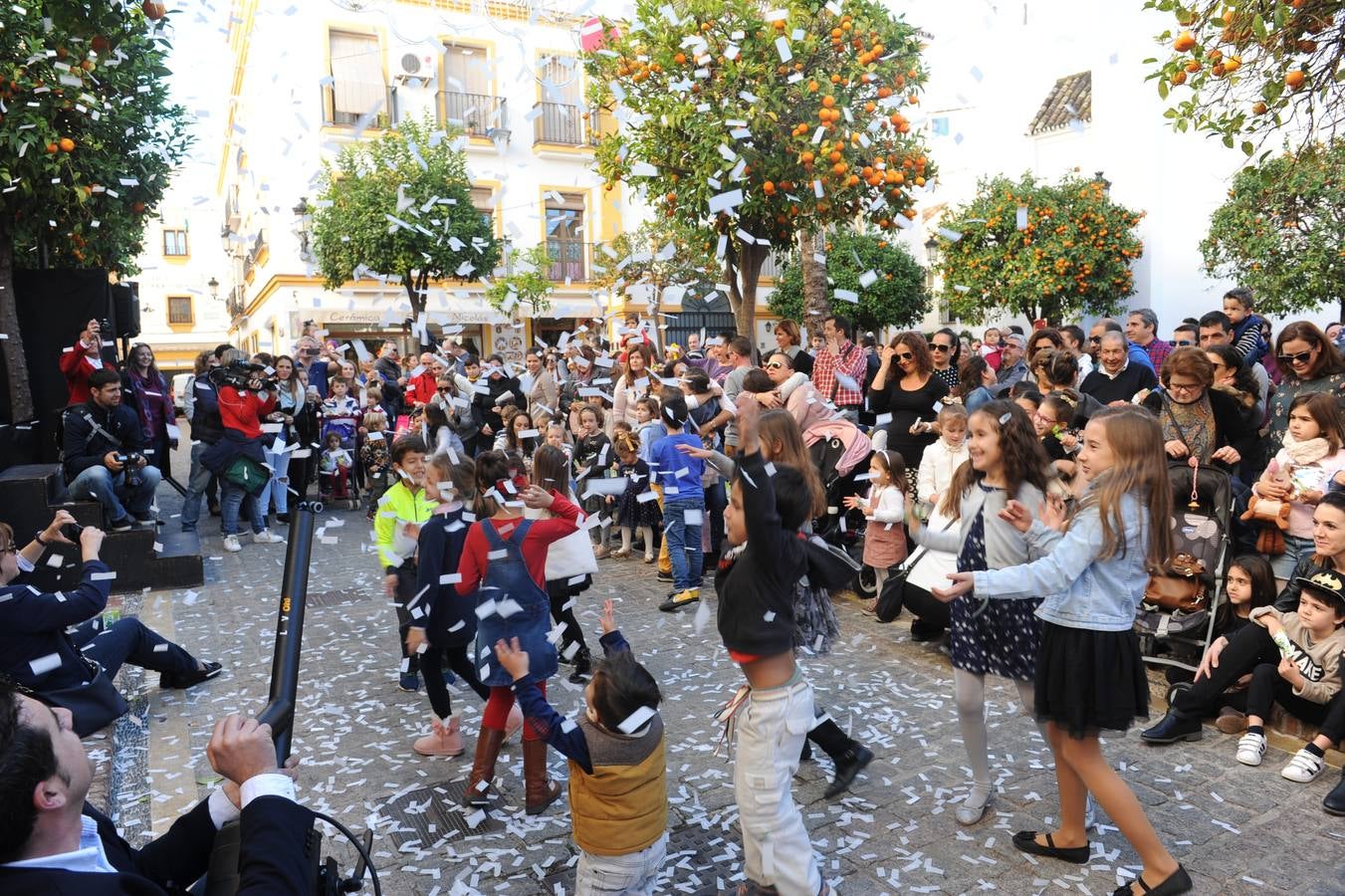 La Plaza de la Iglesia se llena de niños y niñas para despedir el año con una gran fiesta infantil y 12 uvas de gominola