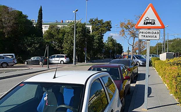 Señal de peligro advirtiendo del paso de un tranvía que lleva para seis años sin circular en Vélez. 