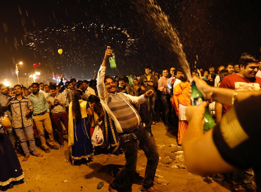 Cada país celebra a su manera la llegada del año nuevo. Mientras que en España, las doce campanadas de la Puerta del Sol y las míticas uvas marcan el cambio de año, la mayoría de países del resto del mundo lanzan fuegos artificiales para dar la bienvenida al año que entra. Taiwán, China, Japón, Nueva Zelanda, Corea del Norte... Todos ellos han hecho la tradicional cuenta atrás hasta las 12 en punto, hora a la que han lanzado la pirotecnia.