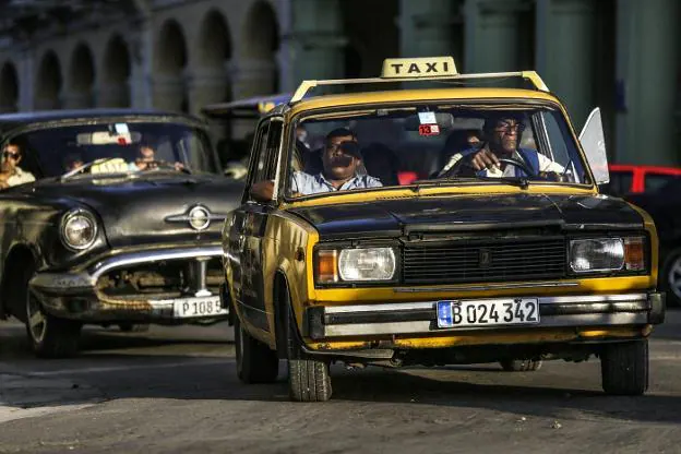 Un taxista conduce un Lada de los años 70 por las calles de La Habana, donde todavía se pueden ver muchos vehículos de este modelo clásico. :: reuters