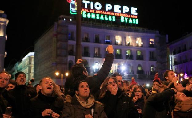 Miles de personas se reunen para realizar el ensayo general de las campanadas de Nochevieja en la Puerta del Sol de Madrid. 