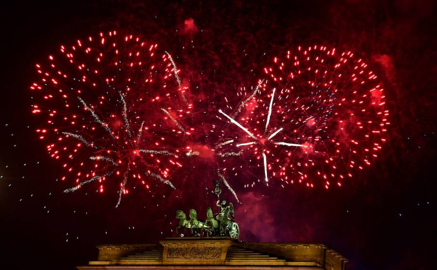 Cada país celebra a su manera la llegada del año nuevo. Mientras que en España, las doce campanadas de la Puerta del Sol y las míticas uvas marcan el cambio de año, la mayoría de países del resto del mundo lanzan fuegos artificiales para dar la bienvenida al año que entra. Taiwán, China, Japón, Nueva Zelanda, Corea del Norte... Todos ellos han hecho la tradicional cuenta atrás hasta las 12 en punto, hora a la que han lanzado la pirotecnia.