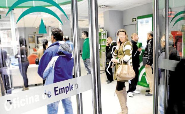 Andalucía lidera la bajada del paro en diciembre y cierra 2017 con 825.364 desempleados