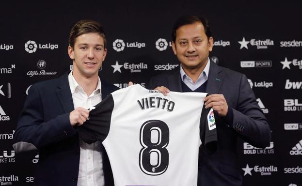 Luciano Vietto, junto al presidente del Valencia, Anil Murthy. 