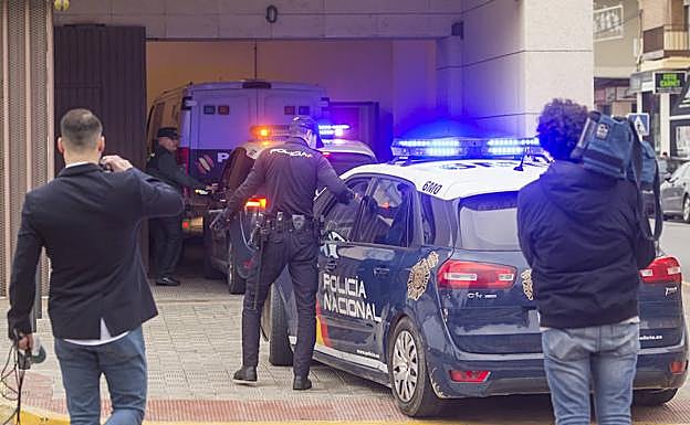 Furgón policial que traslada al padre de los menores