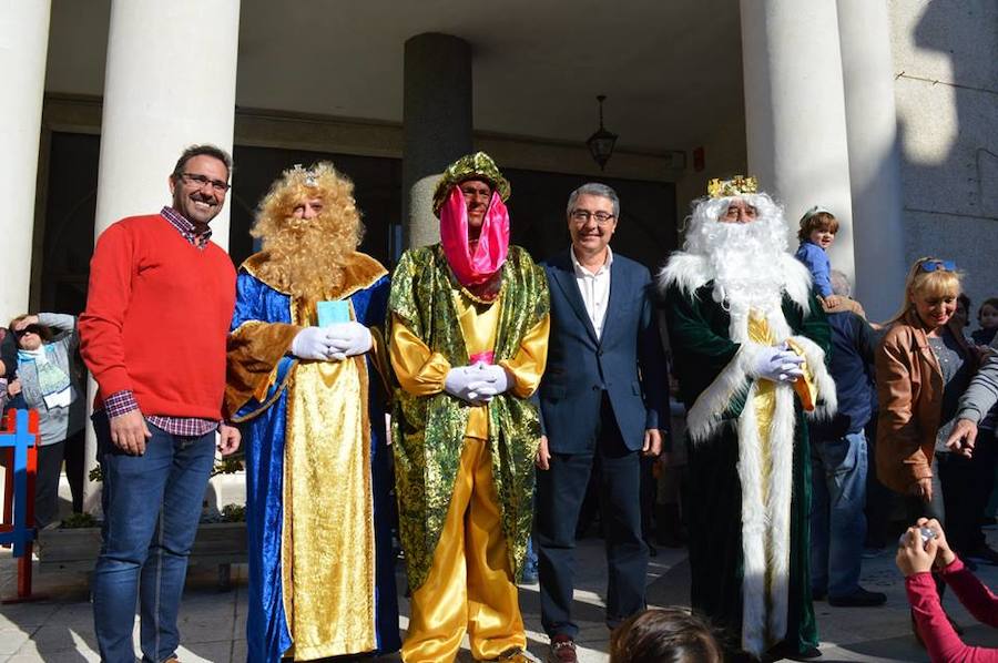 Nerja, Torrox, Rincón de la Victoria y Vélez viven la ilusión del desfile de los Reyes Magos.