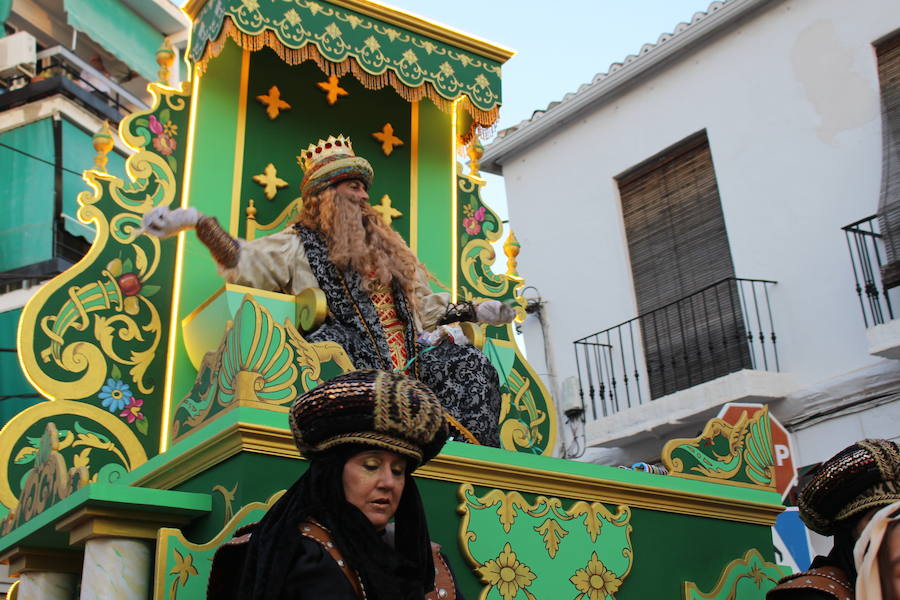 Nerja, Torrox, Rincón de la Victoria y Vélez viven la ilusión del desfile de los Reyes Magos.