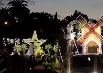 Imagen secundaria 1 - Los ReyesMagos, al salir de la Alcazaba. Luces y colorido en las carrozas. Niños esperando la llegada de los caramelos. ::