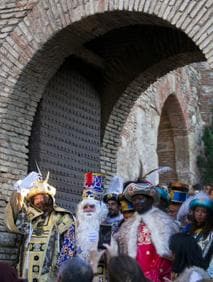 Imagen secundaria 2 - Los ReyesMagos, al salir de la Alcazaba. Luces y colorido en las carrozas. Niños esperando la llegada de los caramelos. ::