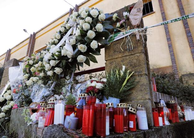 Altar improvisado en la nave en la que fue encontrado el cuerpo de Diana Quer. :: lavandeira jr /EFE