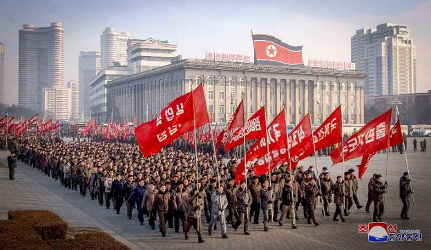 Oficiales gubernamentales de Corea del Norte celebran su primer viernes laborable del año. :: reuters