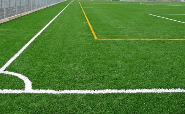 Campo de fútbol de césped artificial.