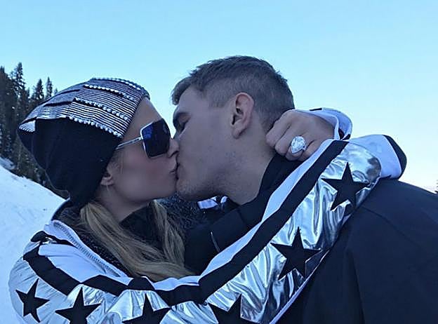Paris Hilton, con el anillo visible en la mano, se besa con Chris Zylka en Aspen. 