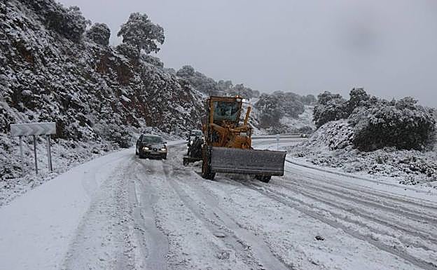 La carretera que une Ronda con la Costa tuvo que ser cortada al tráfico por la acumulación de nieve. 