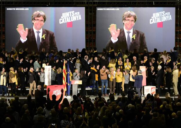 Puigdemont interviene a través de videoconferencia en uno de los mitines de la campaña autonómica. :: afp