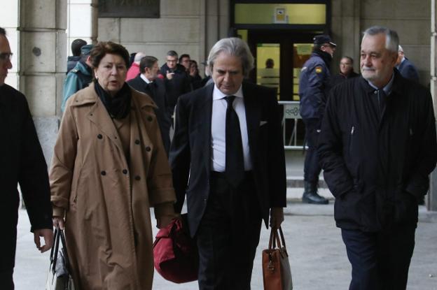 Magdalena Álvarez, el abogado José María Mohedano y José Antonio Griñán a la entrada del juicio . :: eP