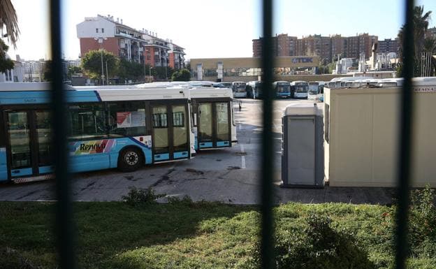 Una treintena de autobuses de la EMT permanecen aparcados en la antigua factoría. 