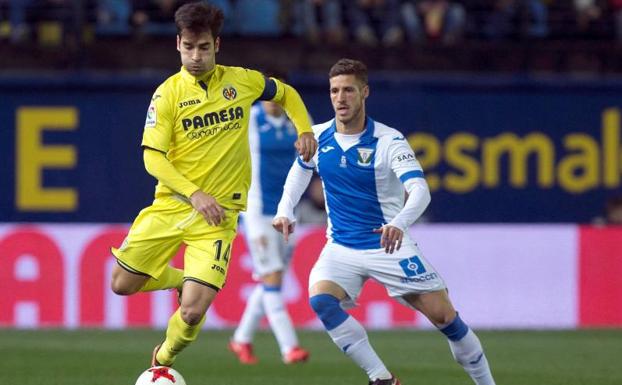 Manu Trigueros, en una acción ante Gumbau. 