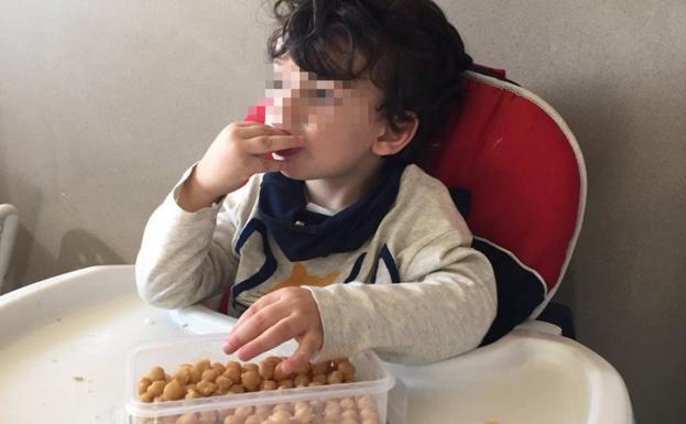 Imagen del niño desayunando garbanzos subida por la nutricionista. 