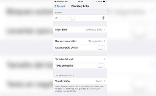 Se realiza desde dentro del menú Pantalla y brillo.