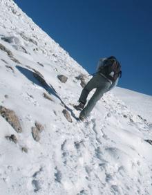 Imagen secundaria 2 - Ejemplares de cabra montés en los Tajos Lisos. | Relieves montañosos que se pueden ver en el ecuador de la ruta | El ascenso por la nieve hay que realizarlo con material adecuado