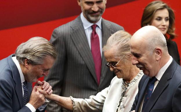 La poeta malagueña María Victoria Atencia recibió en 2016 la Medalla al Mérito en las Bellas Artes. 