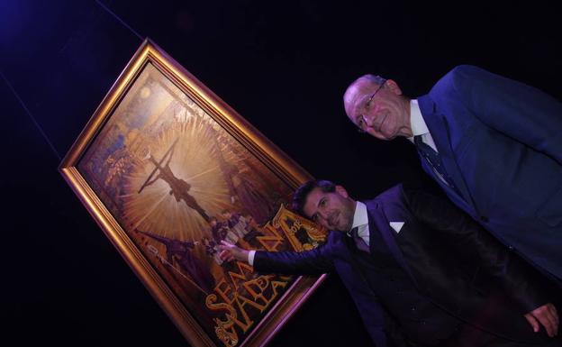 Ruiz Montes y Francisco de la Torre, junto al cartel. 