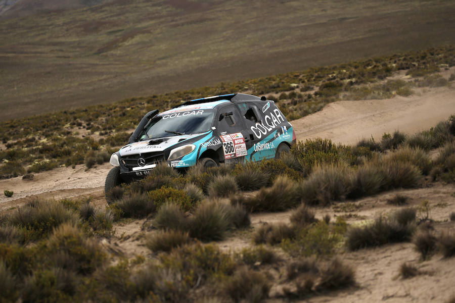 Los pilotos argentinos de Mercedes Martin Maldonado y Sebastian Scholz compiten durante la sexta etapa del Dakar. 