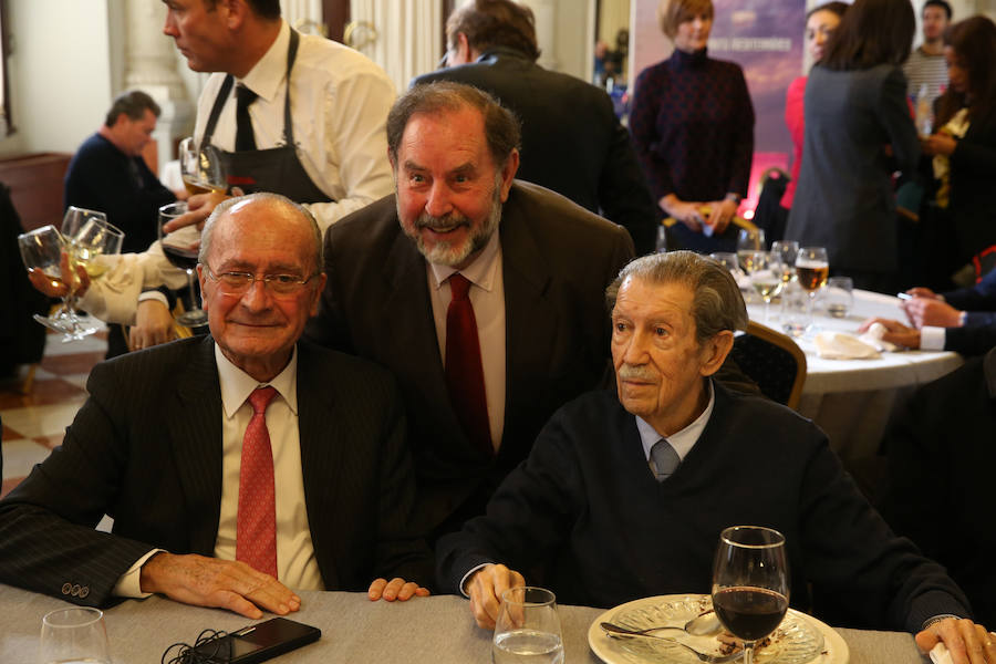 Amigos e instituciones homenajean al poeta y articulista en el Salón de los Espejos con motivo del 90 cumpleaños de Manuel Alcántara.