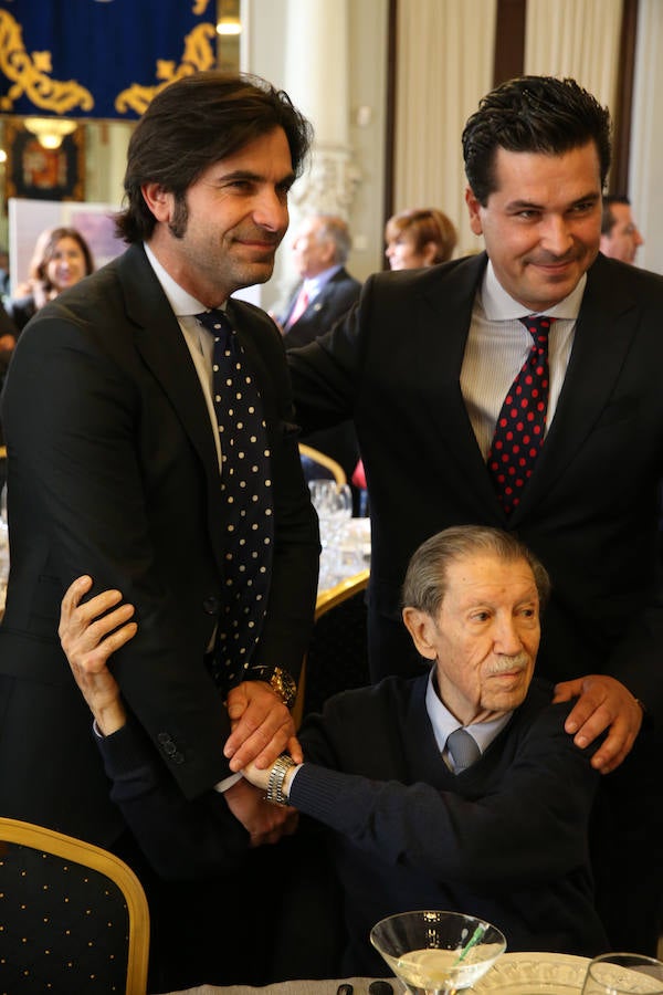 Amigos e instituciones homenajean al poeta y articulista en el Salón de los Espejos con motivo del 90 cumpleaños de Manuel Alcántara.