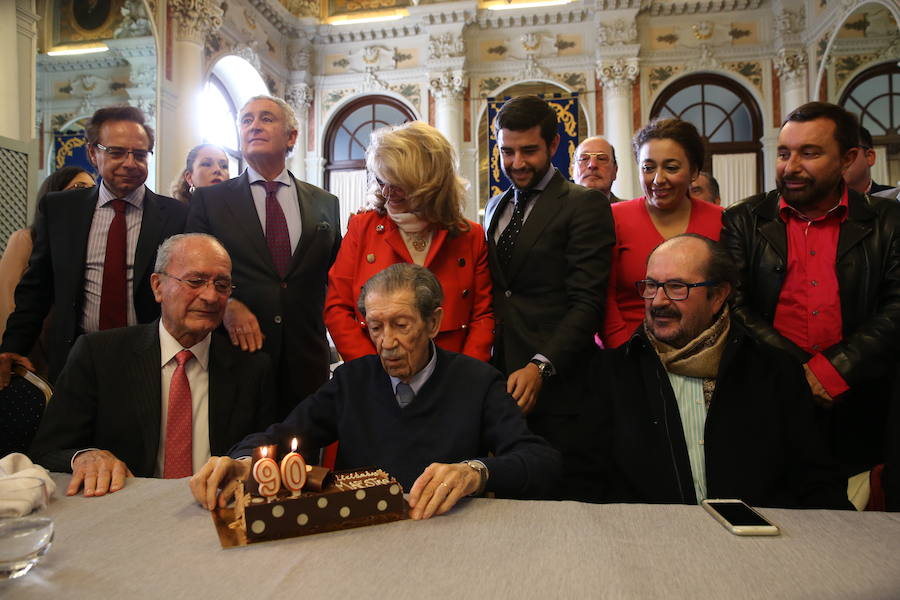 Amigos e instituciones homenajean al poeta y articulista en el Salón de los Espejos con motivo del 90 cumpleaños de Manuel Alcántara.