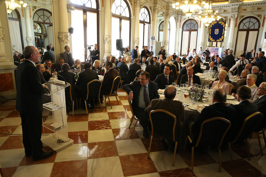 Amigos e instituciones homenajean al poeta y articulista en el Salón de los Espejos con motivo del 90 cumpleaños de Manuel Alcántara.