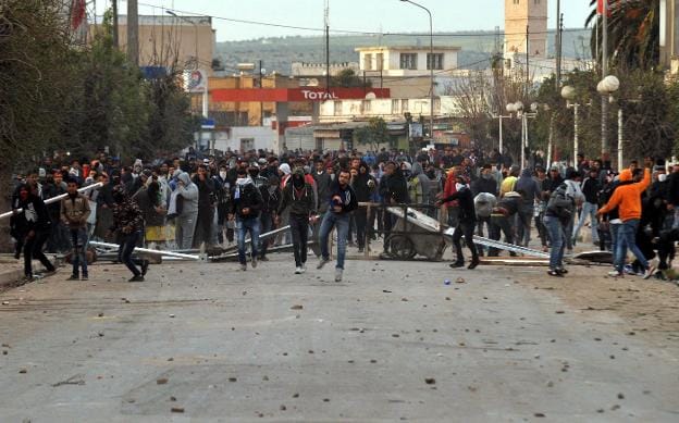 Las protestas, con duros enfrentamientos entre manifestantes y Policía, han dejado un muerto. :: efe