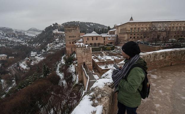 Imagen principal - Las imágenes de la Alhambra nevada que dan la vuelta al mundo