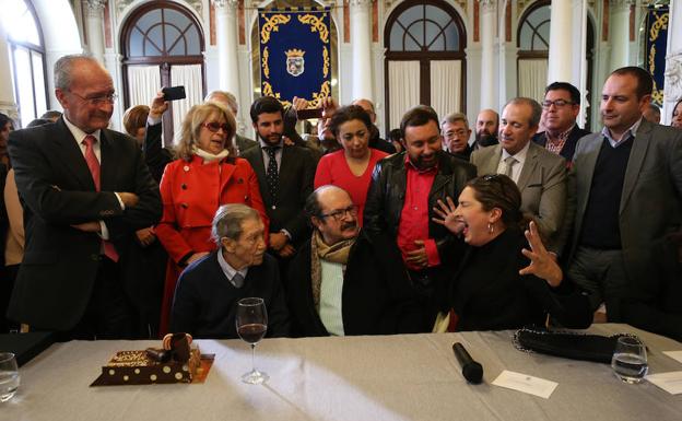 Manuel Alcántara escucha la copla de Estrella Morente. 