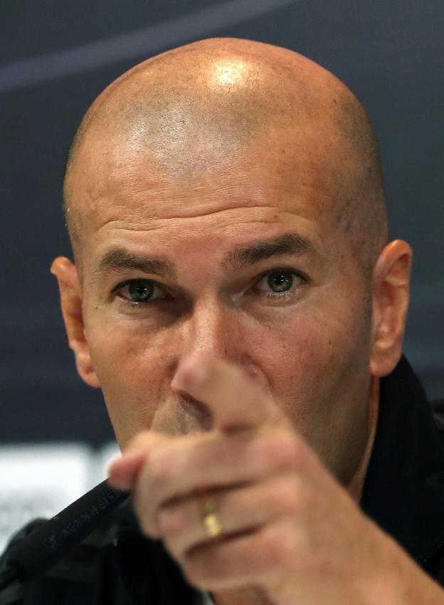 Zinedine Zidane, en la rueda de prensa de ayer. :: efe