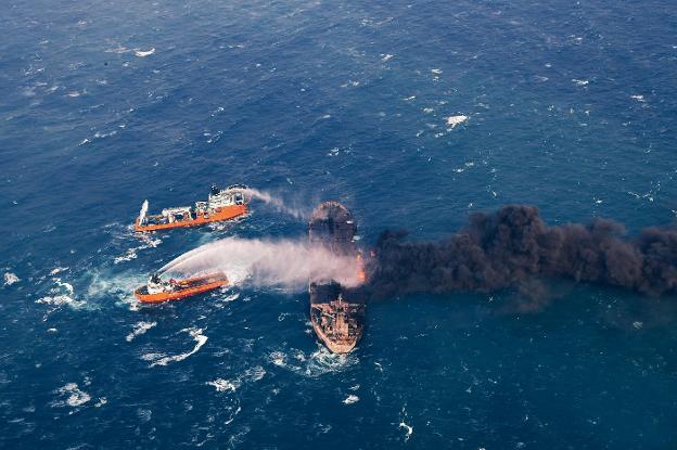 Los buques de rescate se afanan en extinguir las llamas del petrolero iraní, que podría provocar un desastre medioambiental. :: reuters