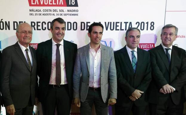 Francisco de la Torre, Elías Bendodo y José María García Urbano, junto al director de la Vuelta Ciclista a España, Javier Guillén y el exciclista Alberto Contado.