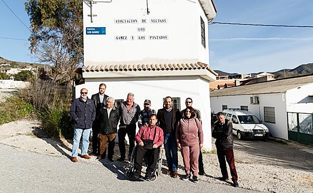 Vecinos de Los Gámez, junto al portavoz de Ciudadanos, Juan Cassá, ayer en la barriada.