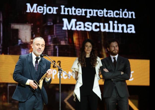 Javier Gutiérrez, protagonista de 'El autor', con el premio a la mejor interpretación masculina. :: efe