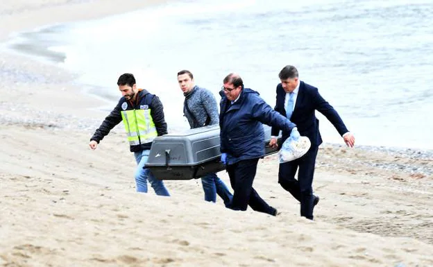 Levantamiento del cadáver en la playa deEl Oasis 