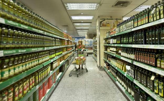 Una mujer compra en un supermercado.