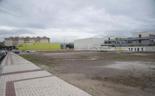 Parcela junto al conservatorio Gonzalo MartínTenllado.