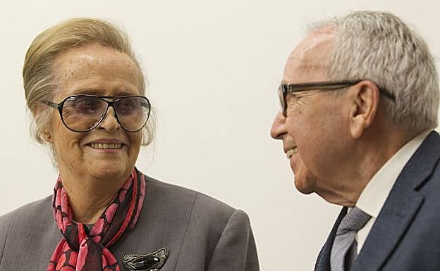 Imagen principal - Con María Victoria Atencia, en 2014. El Rey Juan Carlos le entrega el Príncipe de Asturias en 1984. José Infante, García Baena y Antonio Soler. 