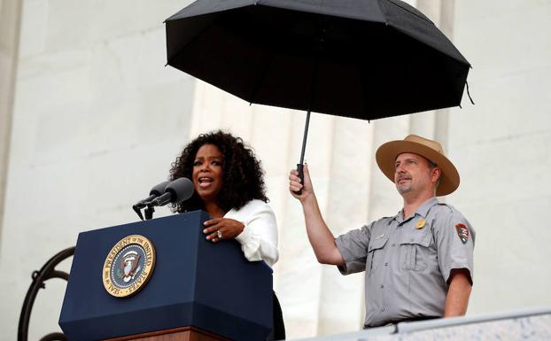 «I have a dream». La estrella televisiva Oprah Winfrey pronuncia un discurso en el Memorial Lincoln, en Washington, con motivo del 50.º aniversario de la Marcha de Martin Luther King