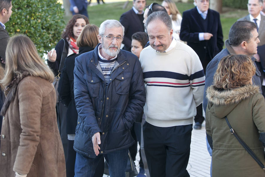 Numerosas personas, entre ellas varias actividades, acuden al cementerio de Málaga a despedir al profesor y parlamentario